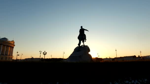 青铜骑士纪念碑照亮了日落 观看涅瓦河 圣彼得堡独特的城市景观中心 中央历史名胜城市 俄罗斯最好的旅游胜地 首都俄罗斯帝国 — 图库视频影像