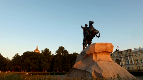 Monumento Los Jinetes Bronce Iluminado Atardecer Vista Desde Río Neva — Vídeo de stock