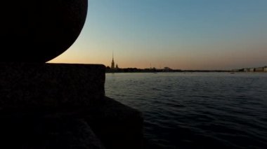Vasilyevsky Adası ve Peter ve Paul Fortres 'in tükürüğü. Beyaz gece. Benzersiz şehir peyzaj merkezi Saint Petersburg. Merkezi tarihi manzara şehri. Rusya 'nın en iyi turistik yerleri. Rusya İmparatorluğunun başkenti
