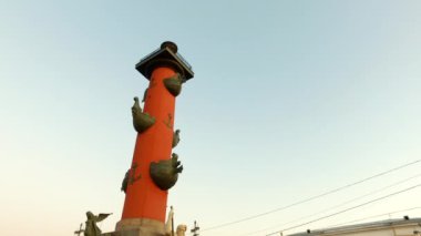 Vasilievsky Adası tükürüğü. Rostral sütun. Beyaz gece. Benzersiz şehir peyzaj merkezi Saint Petersburg. Merkezi tarihi manzara şehri. Rusya 'nın en iyi turistik yerleri. Rusya İmparatorluğunun başkenti