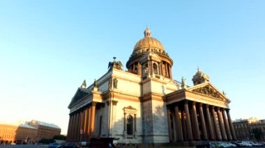Gün batımında Aziz Isaac Katedrali. Beyaz gece. Isaac Meydanı Müzesi. Benzersiz şehir peyzaj merkezi Saint Petersburg. Merkezi tarihi manzara şehri. Rusya 'nın en iyi turistik yerleri. Rusya İmparatorluğunun başkenti