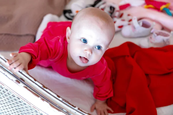 Menina Bonito Feliz Olhos Azuis Meses Idade Vestido Vermelho Brilhante — Fotografia de Stock