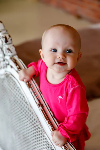 Schattig Vrolijk Maanden Oud Meisje Felrode Jurk Aan Het Hoofd — Stockfoto