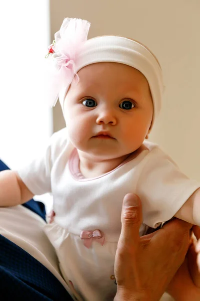 Menina Bonito Feliz Olhos Azuis Meses Idade Bandagem Branca Nas — Fotografia de Stock