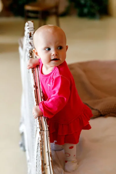 可爱的蓝眼睛6个月大的小女孩 穿着鲜红色的衣服 头戴复古床 漂亮的金发美女迷人的孩子在特写中表现出感情 健康儿童和养育子女的概念 — 图库照片