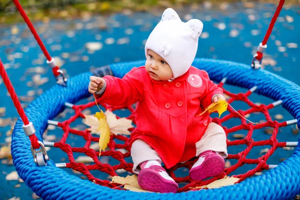 Kind Reitet Auf Schaukel Mit Gelben Herbstblättern Nettes Glückliches Blauäugiges — Stockfoto