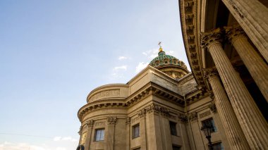 Nevsky Bulvarı 'ndaki Kazan Katedrali, güneşli hava. Kolonlar yakın çekim. Saint Petersburg 'un eşsiz şehir peyzajı. Merkezi tarihi manzara şehri. Rusya 'nın en iyi turistik yerleri. Rusya İmparatorluğunun başkenti