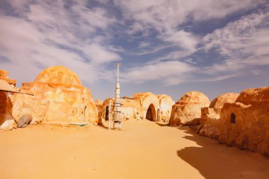 Sahra Çölü 'nde Star Wars dekorasyonu. Orijinal setin görünümü filmde kullanıldı. Tunus 'ta Ong Jewel Star Wars konumu. Ong Jemel, Tunus 'taki binalar. Göle yakın bir yer