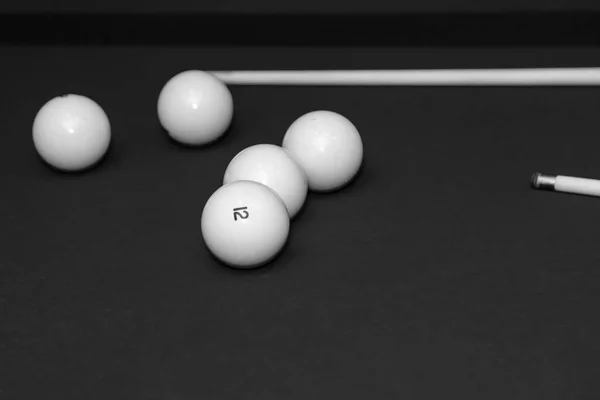 ビリヤードボールとプールテーブルのキュー ロシアのビリヤード ゲームのアイテムのクローズアップ 白黒写真 背景空間 スポーツゲームの概念 銘文またはロゴの場所 — ストック写真