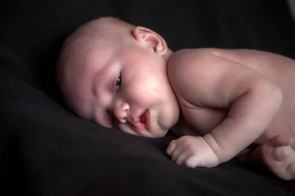 Bebê Recém Nascido Fundo Escuro Mostra Suas Emoções Retrato Mês — Fotografia de Stock