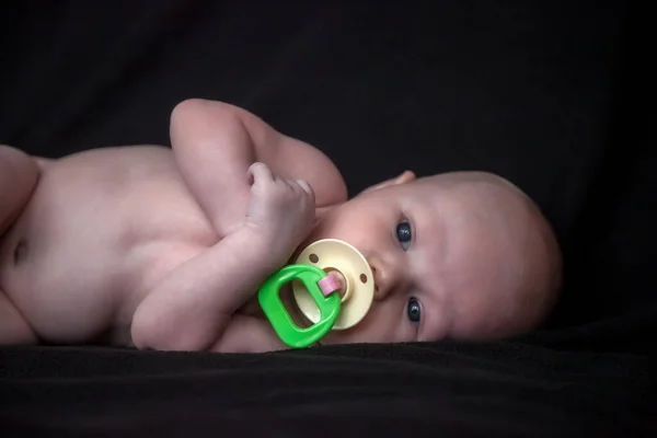 Bebê Recém Nascido Com Chupeta Colorida Fundo Escuro Retrato Mês — Fotografia de Stock