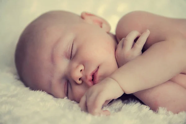Новорожденный Ребенок Сладко Спит Светлом Фоне Портрет Месячного Малыша Нежной — стоковое фото