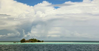 Güneşli bir günde Panama ya da Cayman takımadalarının beyaz kumlu plajları ve turkuaz berrak Karayip sularıyla tropikal ortamı. Karayiplere seyahat, Küba kıyıları