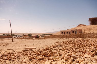 Sahra Çölü 'ndeki Chebika vahasının manzarası. Yerleşim ve avuç içini harap eder. Kuzey Afrika 'daki manzaralı dağ vahası. Yaya olarak Jebel El Negueba 'da bulunuyor. Güneşli bir öğleden sonra Atlas Dağları. Tozeur, Tunus