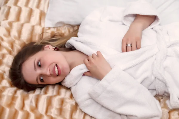 Slav Bir Kız Otel Odasında Beyaz Önlüklü Bir Şekilde Yatakta — Stok fotoğraf