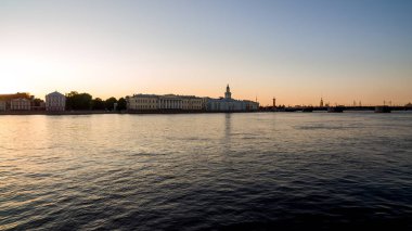 Neva manzaralı, Kuntskamera Müzesi, Palace Köprüsü. Beyaz gece. Benzersiz şehir peyzaj merkezi Saint Petersburg. Merkezi tarihi manzara şehri. Rusya 'nın en iyi turistik yerleri. Rusya İmparatorluğunun başkenti