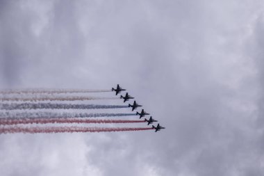 St. Petersburg, Rusya - Temmuz 2020: Rusya Donanma Günü. Donanma geçidi. Neva nehrinde askeri destroyerler. Bridges Saint Petersburg 'da. Rusya 'nın tatilleri. Petersburg setleri. Tören provası.