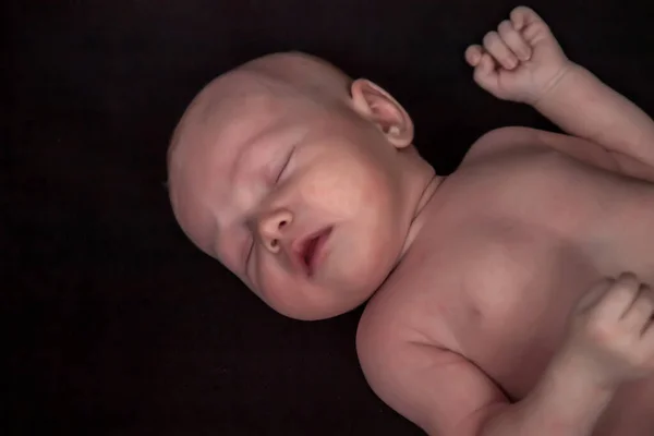 Bebê Recém Nascido Fundo Escuro Mostra Suas Emoções Retrato Mês — Fotografia de Stock