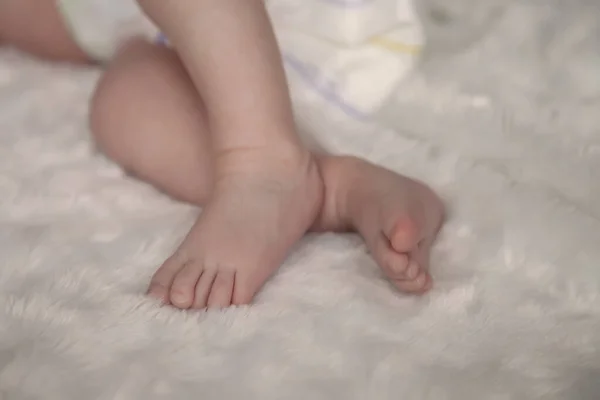 Маленькие Ножки Задница Подгузнике Кровати Нога Новорожденного Тип Маленьких Ножек — стоковое фото