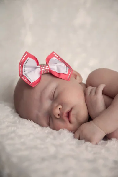 Bebê Recém Nascido Dorme Docemente Fundo Claro Retrato Bebê Mês — Fotografia de Stock