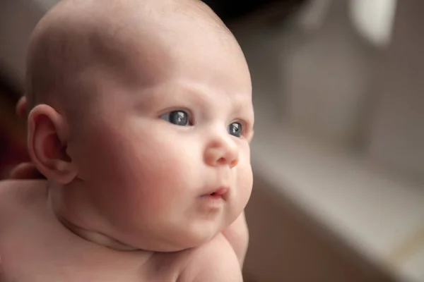 Close Cabeça Recém Nascido Mão Pai Pai Tem Cabeça Bebé — Fotografia de Stock