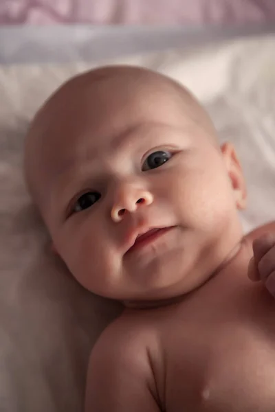 Bebê Recém Nascido Fundo Luz Mostra Suas Emoções Retrato Mês — Fotografia de Stock