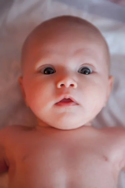 Bebê Recém Nascido Fundo Luz Mostra Suas Emoções Retrato Mês — Fotografia de Stock