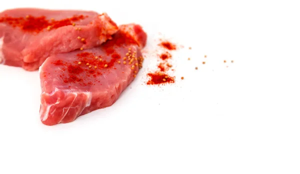쇠고기 스테이크는 배경에 놓았습니다 겨자와 돼지고기 요리가 익는다 고기두 기술의 — 스톡 사진