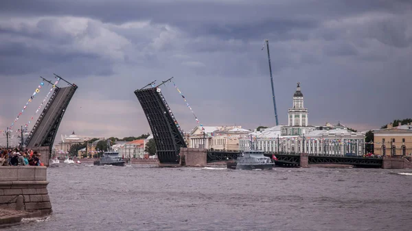 ロシアのサンクトペテルブルク 2020年7月 ロシア海軍の日 海軍のパレード ネヴァ川の軍事駆逐艦 サンクトペテルブルク橋 ロシアの祝日 ピーターズバーグの堤防 パレードのリハーサル — ストック写真