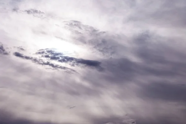 乌云笼罩在蓝色的夜空中 蓝天白云 蓬松的云彩 背景性质 纹理积雨云漂浮在蓝天上 背景概念 铭文或标志的位置 — 图库照片