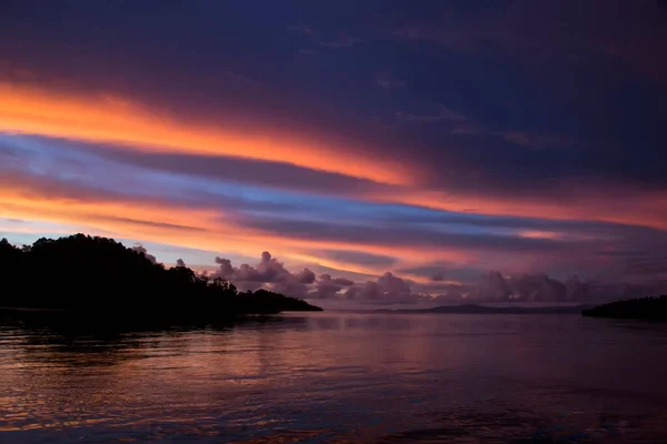 美丽的所罗门群岛的热带环境 有高山和热带植被 傍晚时分的热带天空和海湾的落日 前往巴布亚新几内亚海岸所罗门海的旅行 — 图库照片
