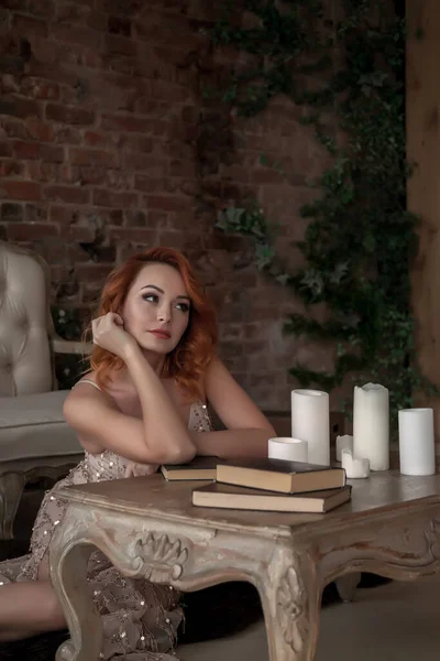 Mooie Slanke Vrouw Met Mooi Rood Haar Vrouw Podiumbeeld Aan — Stockfoto