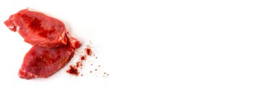 Beyaz arka planda taze çiğ biftek. Hardallı domuz pirzolası ve kırmızı Cayenne biberi pişirmeye hazır. İki parça et. Mutfak becerisi kavramı. Bir yazı veya logo için yer