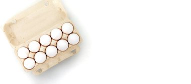 Beyaz izole edilmiş arka planda beyaz tavuk yumurtaları. Kutuda yumurtalar, doğal sağlıklı yiyecekler. Yaratıcı minimalist altyapı. Organik tarım kavramı. Bir yazı veya logo için yer