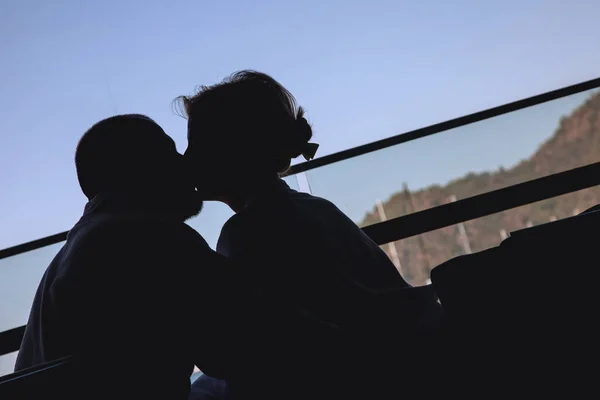 在蜜月期间 一对年轻漂亮的情侣在阳台上亲吻着 欣赏着早晨俯瞰全市的美景 阳光明媚的婚礼 早上是用爱做的快乐的家庭 — 图库照片