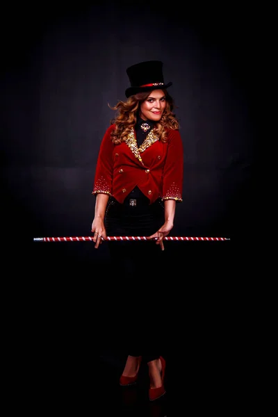 Kobieta Magik Czerwono Białą Laską Iluzjonistka Stroju Performance Aktorka Pokazać — Zdjęcie stockowe