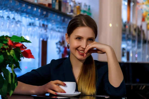 Ragazza Aspetto Slavo Bar Caffè Ristorante Con Tazza Bianca Donna — Foto Stock