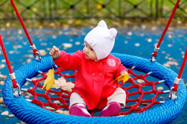 Kind Reitet Auf Schaukel Mit Gelben Herbstblättern Nettes Glückliches Blauäugiges — Stockfoto