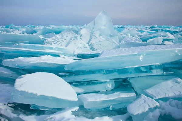 Bajkál Télen Gyönyörű Kilátás Fagyott Vízre Átlátszó Kék Jégtömbök Hegyek — Stock Fotó
