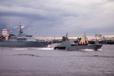 Rus silahlı kuvvetleri, Neva nehri boyunca Peter ve Paul kalesinin arka planına karşı ilerliyor. Donanma Rusya Günü. Donanma geçidi. Saint Petersburg, Rusya 'da tatil. Tören provası.