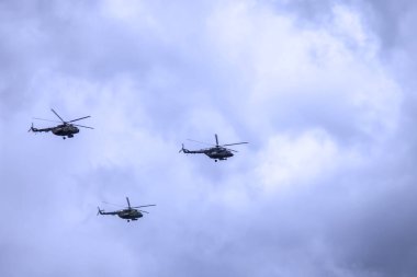 Rus silahlı kuvvetlerinin askeri helikopteri gökyüzünde yapısal bulutlarla uçuyor. Rusya Donanması Günü. Donanma geçidi. Saint Petersburg, Rusya 'da tatil. Tören provası.