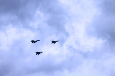 Rus silahlı kuvvetlerinin askeri uçakları gökyüzünde doku bulutlarıyla uçuyor. Uçak uçuyor. Donanma geçidi. Donanma Rusya Günü. Donanma geçidi. Saint Petersburg, Rusya 'da tatil. Tören provası.