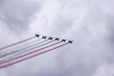 Rus silahlı kuvvetlerinin askeri uçakları gökyüzünde doku bulutlarıyla uçuyor. Uçak uçuyor. Donanma geçidi. Donanma Rusya Günü. Donanma geçidi. Saint Petersburg, Rusya 'da tatil. Tören provası.