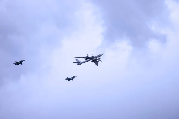 Wojskowe Samoloty Rosyjskich Sił Zbrojnych Latają Niebie Chmurami Tekstury Samolot — Zdjęcie stockowe