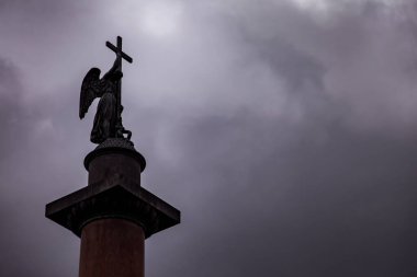 Alexander sütununun tepesinde, sarayın arka planında karanlık gökyüzünün. Eşsiz şehir peyzaj merkezi St Petersburg. Merkezi tarihi manzara şehri. Rusya 'da turistik yerler. Rusya İmparatorluğunun başkenti