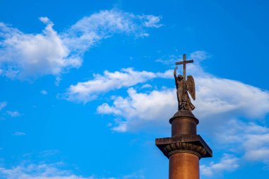 İskender 'in sütununun tepesinde, sarayın arka planında mavi gökyüzünün. Eşsiz şehir peyzaj merkezi St Petersburg. Merkezi tarihi manzara şehri. Rusya 'da turistik yerler. Rusya İmparatorluğunun başkenti