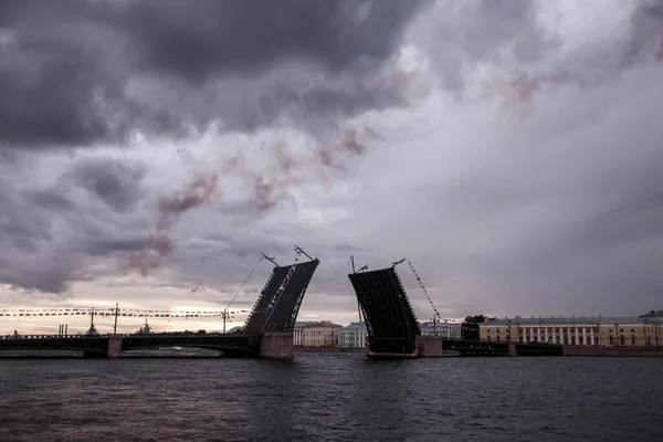 Дворцовый Мост Поднимается Белой Ночью Уникальный Городской Пейзаж Центра Санкт — стоковое фото