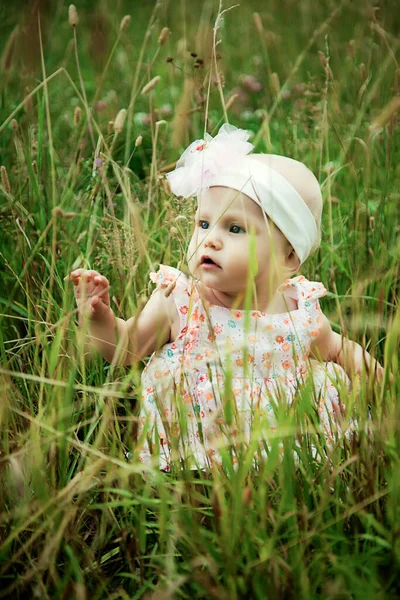 Aranyos Boldog Szőke Kék Szemű Lány Hónapos Fűben Fogalmi Fotó — Stock Fotó
