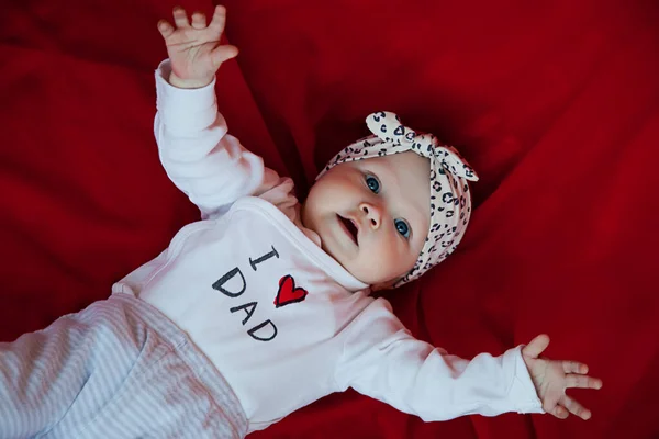 Schattig Gelukkig Blond Meisje Met Blauwe Ogen Maanden Oud Liggend — Stockfoto