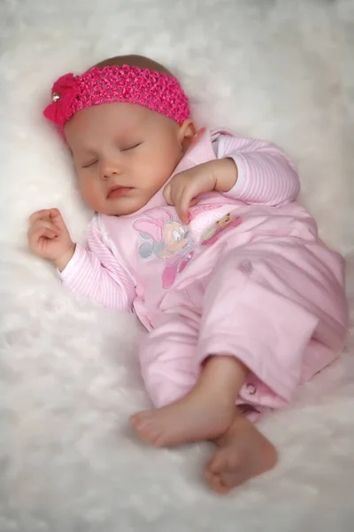 可爱的金发女孩3 4个月大睡在白色毛毯上 健康童年 养育子女的概念性照片 完美的高加索婴儿 有选择的重点 — 图库照片